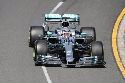 Mercedes domina primera toma de contacto