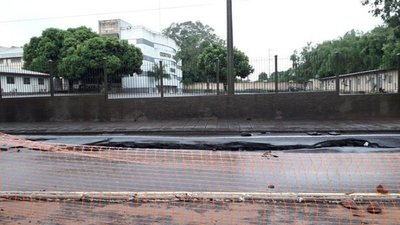Asfalto hundido en zona de obras en San Lorenzo