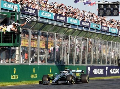 Bottas da el primer golpe