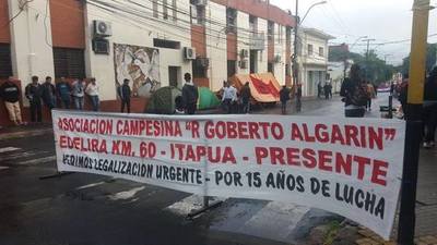 Campesinos de manifiestan frente al Indert