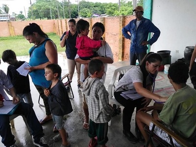Benefician con asistencia médica a damnificados por temporales