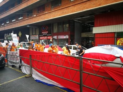 Defensores y detractores de Bacchetta, frente al JEM