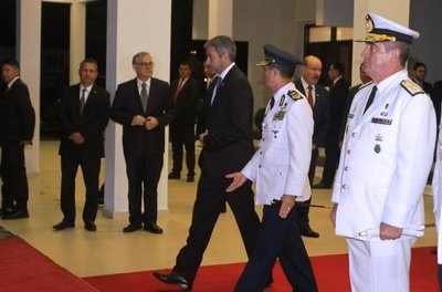 Presidente Abdo Benítez partió rumbo a Argentina