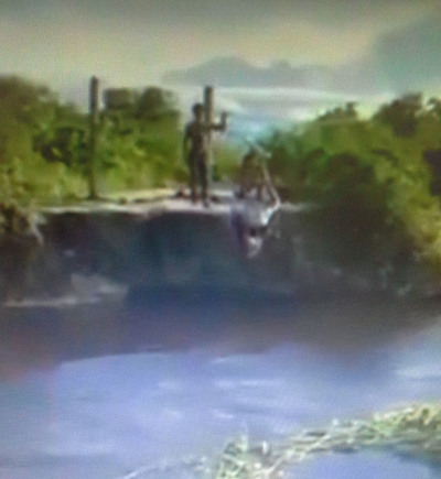 Tras caída de puente cruzan arroyo con una tirolesa