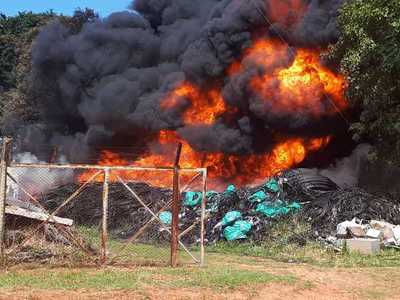 Reportan incendio en depósito de cables de una telefonía