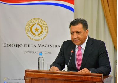Alega “errores de imprenta”