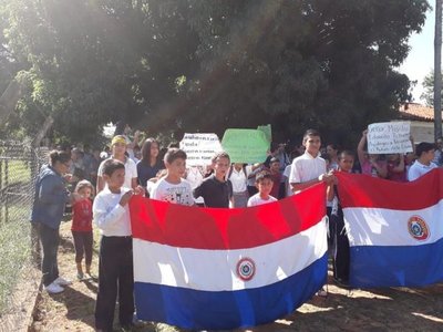 Manifestación en institución educativa de Caraguatay
