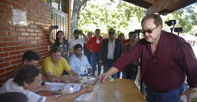 Colorados denuncian guerra sucia de medios