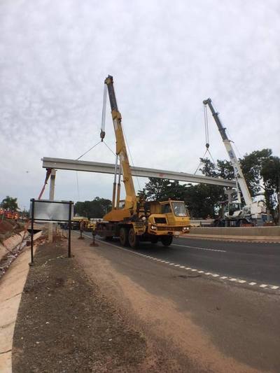 Tape Porã instala vigas para construir una pasarela peatonal en la ruta VII
