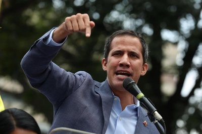 Guaidó anima a trabajadores públicos a rebelarse contra Maduro