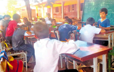 Dan clases bajo árboles por retrasos en obras