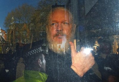 Assange, controvertido paladín de la transparencia perseguido por EE.UU.