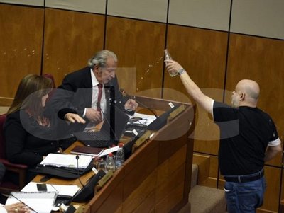Senado suspende a Cubas