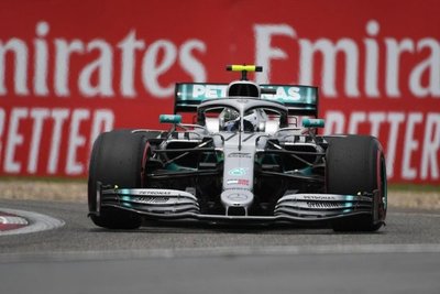 Bottas ganó la pole en China