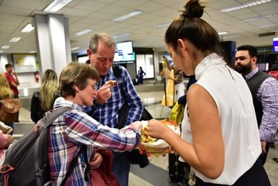 Comidas y bailes típicos para visitantes del aeropuerto