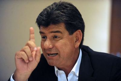 Efraín Alegre: "Cartes violó la Constitución en 3 años y Abdo en 7 meses"