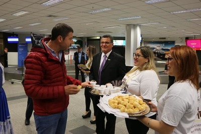 Reciben con chipa, cocido y música paraguaya a visitantes en aeropuerto