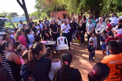 Entregaron víveres y prometieron que el lunes se limpiará arroyo