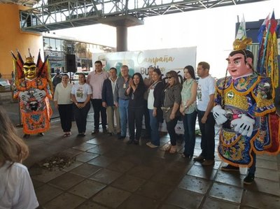 Colorida bienvenida a extranjeros en CDE