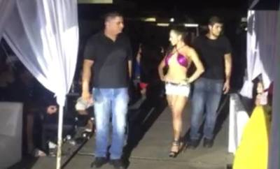 Insólito! Vane Trinidad desfiló escoltada por guardaespaldas en Dubai Beach.