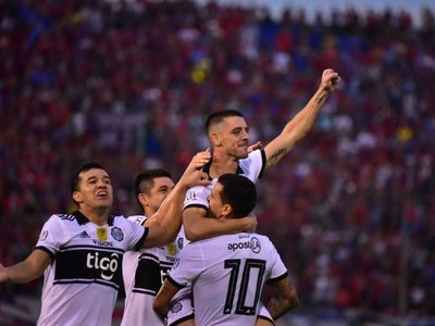 Fiesta franjeada: Olimpia castiga duro a Cerro y acaricia el tricampeonato