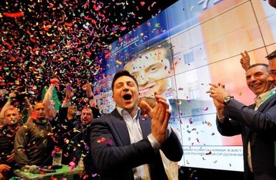 Humorista gana presidenciales en Ucrania
