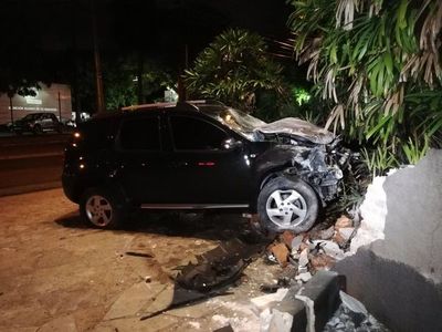Perdió el control y derribó una muralla