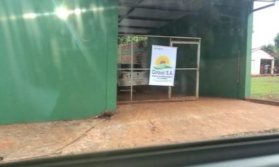 En cancha sintética aparece banner de empresa que negoció con Vaesken el almuerzo escolar