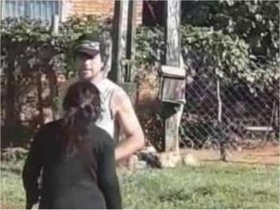 Ordenan captura de un hombre que fue grabado mientras agredía a su pareja