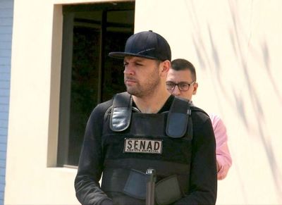 “Cucho” denuncia robo de joyas y ropas por parte de agentes de Senad