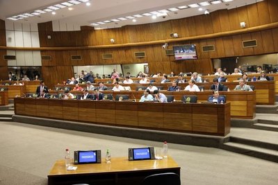 Diputados aceptan renuncia de contralor general juzgado en Senado
