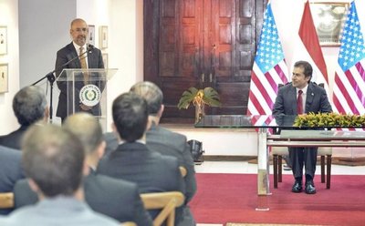 Condecoran a diplomático de EE.UU. crítico de Cartes