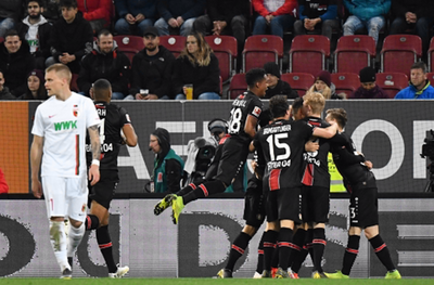 Leverkusen golea y se acerca a Europa