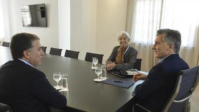 “Argentina, al borde del colapso, en plena campaña electoral”