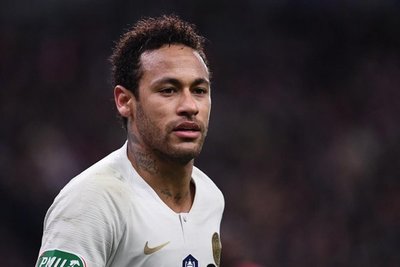 Neymar pierde los nervios fuera del campo