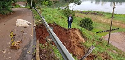 Calle desmoronada en inmediaciones de histórica escalinata de Pdte. Franco