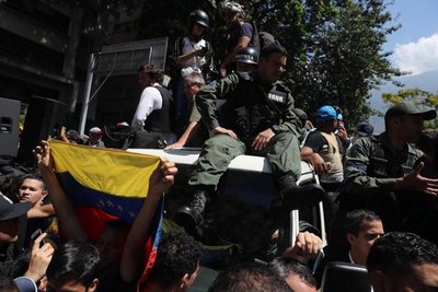 Tanqueta atropella a simpatizantes de Guaidó