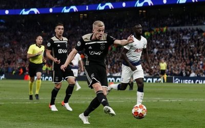 Ajax se va con ventaja de Londres