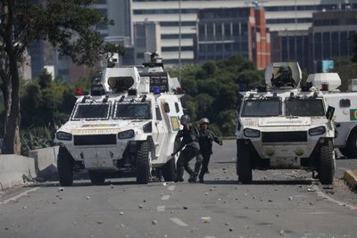 Guaidó intenta redoblar presión tras fallido alzamiento