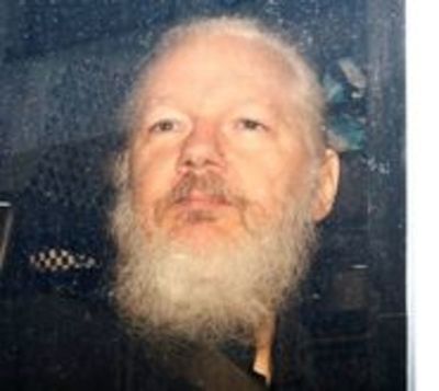 Fundador de WikiLeaks condenado a un año de prisión