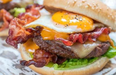 Esta es la razón por la que sigues comiendo pese a no tener hambre