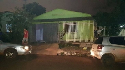 Asaltan y disparan a joven que veía un partido frente a su casa