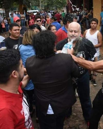 Kelembu le derramó agua a Payo Cubas
