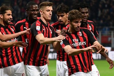 Milan se aferra a la Champions