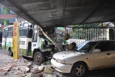 Bus chatarra atropella estacionamiento en CDE
