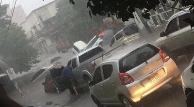 Varios vehículos arrastrados por las aguas en Asunción