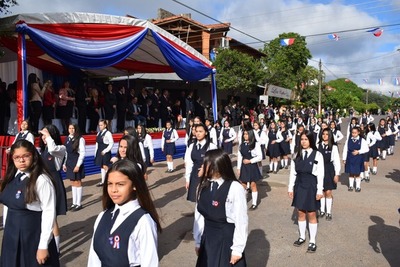 Desfile estudiantil en homenaje a la Patria en San Lorenzo