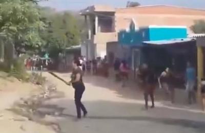 Vecinos apedrean casa de familia por cambiar la clave de Wifi