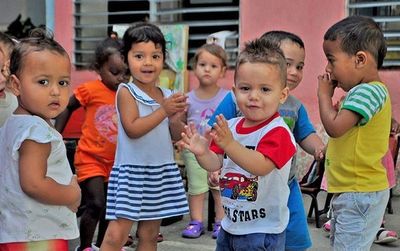 Ministra propone modificar ley de adopción infantil