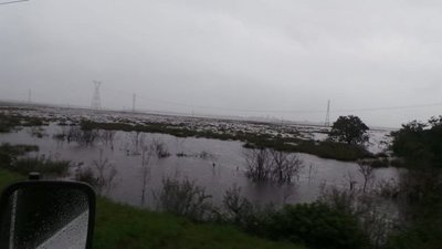 Torrencial lluvia causa desborde e inundación en Villa Florida